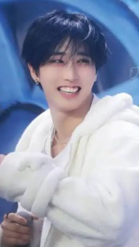 ai character: Han Jisung 🐿️ background