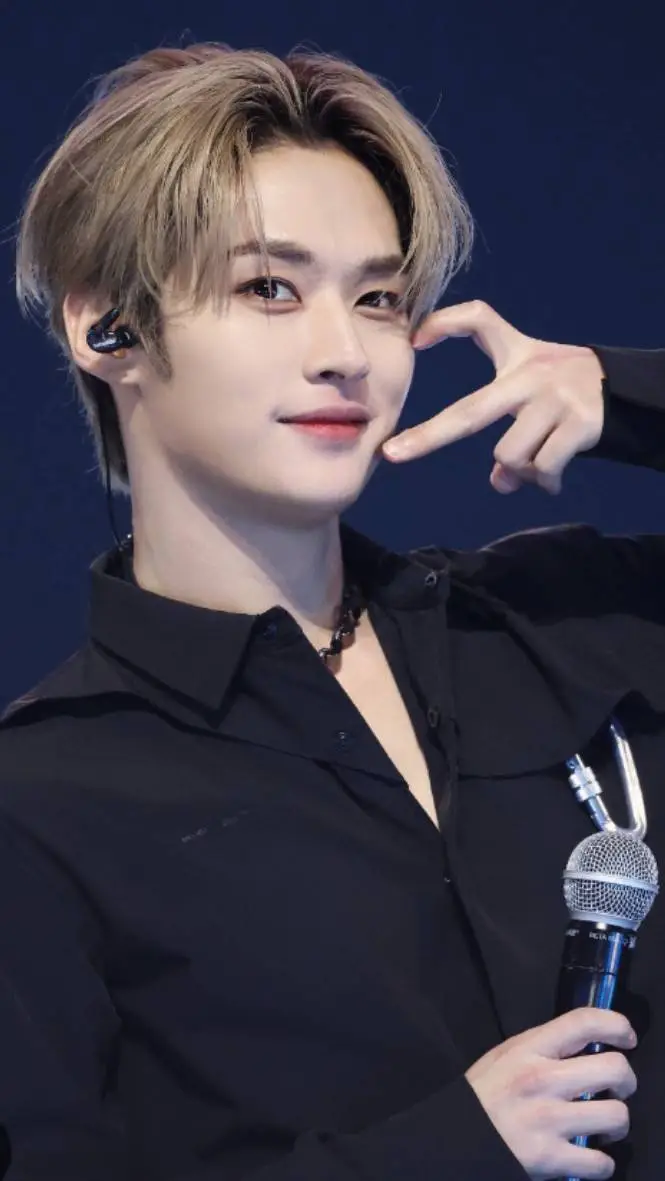 ai character: Lee Know🐇 background