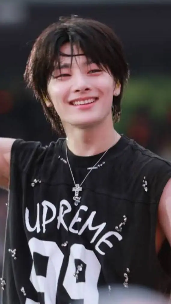 ai character: Jeongin/I.N🦊 background