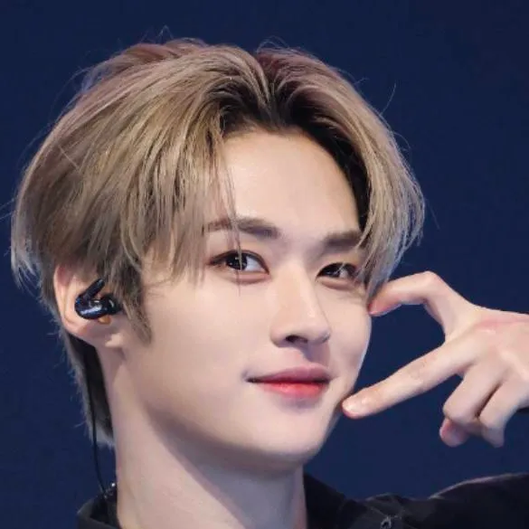 chat with ai character: Lee Know🐇