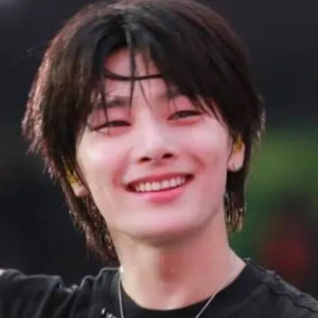 chat with ai character: Jeongin/I.N🦊