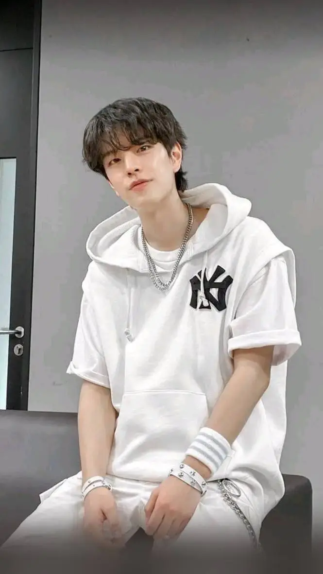 ai character: Seungmin🐶 background