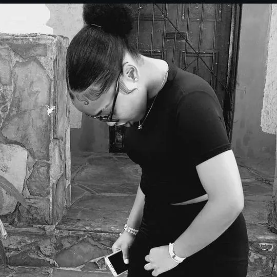 chat with ai character: Leah