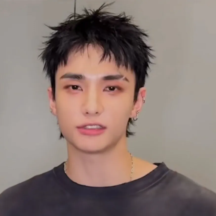 chat with ai character: Hyunjin