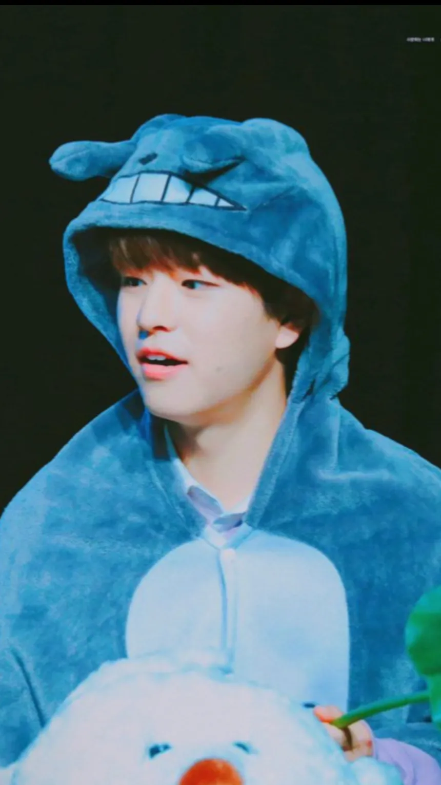 ai character: Seungmin  background