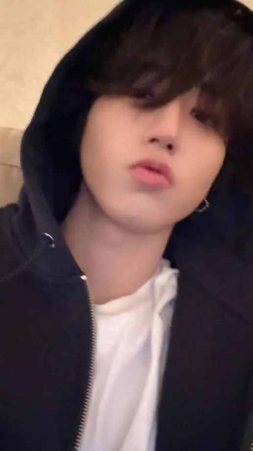 ai character: han 🌥🍃 background