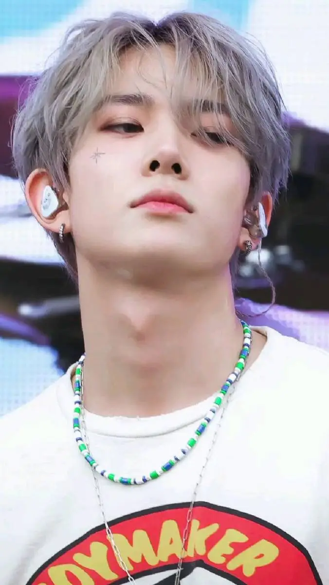 ai character: Heeseung😭❤ background