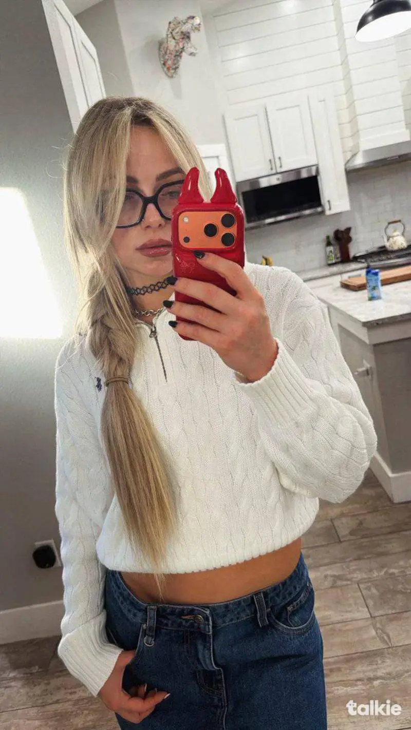 ai character: Liv Morgan  background