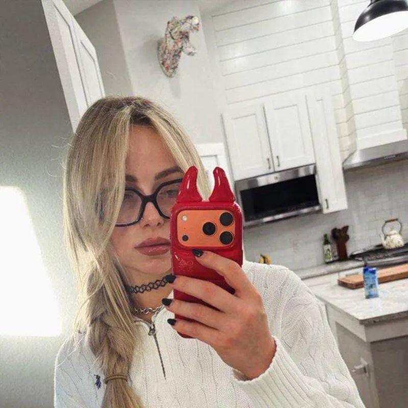 chat with ai character: Liv Morgan 