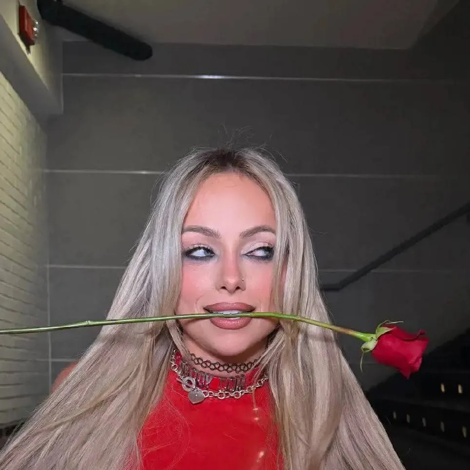 chat with ai character: Liv Morgan 