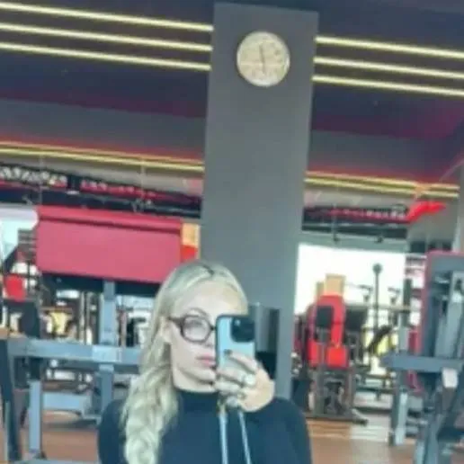 chat with ai character: Liv Morgan 