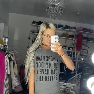 chat with ai character: Liv Morgan 