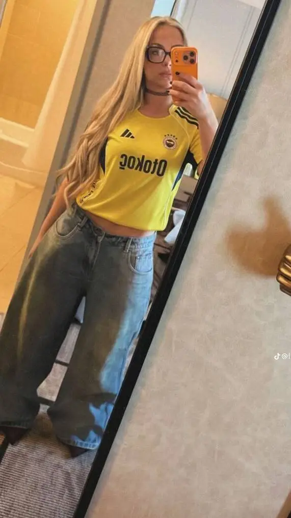 ai character: Gionna Daddio  background