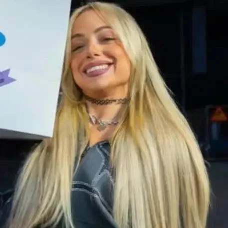 chat with ai character: Liv Morgan 