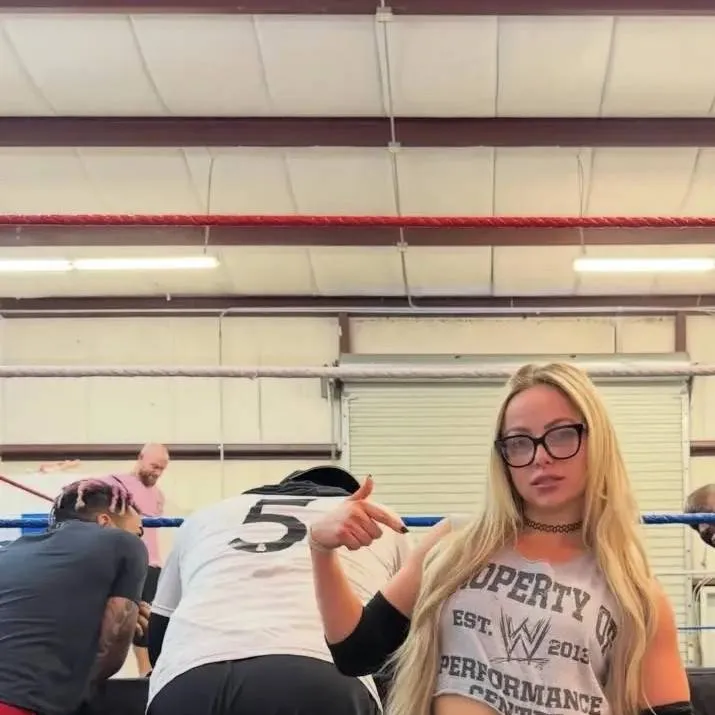 chat with ai character: Liv Morgan 