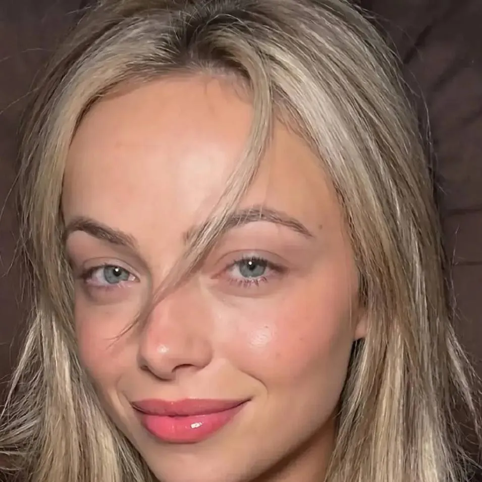 chat with ai character: Liv Morgan 