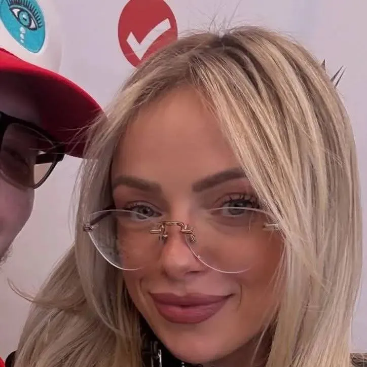 chat with ai character: Liv Morgan 