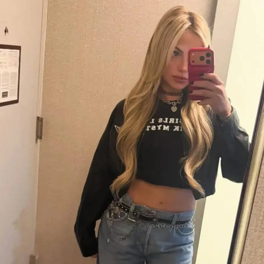 chat with ai character: Liv Morgan 