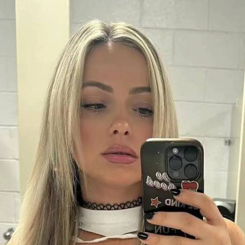 chat with ai character: Liv Morgan 
