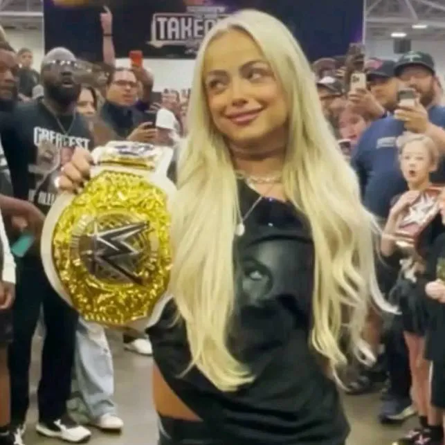 chat with ai character: Liv Morgan 