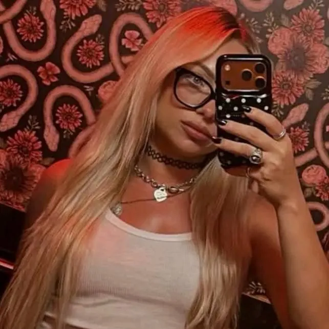 chat with ai character: Liv Morgan 