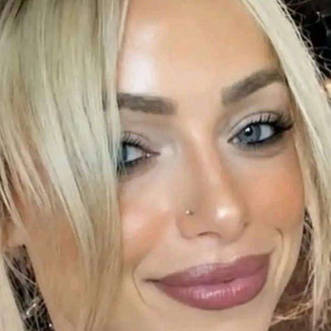 chat with ai character: Liv Morgan 
