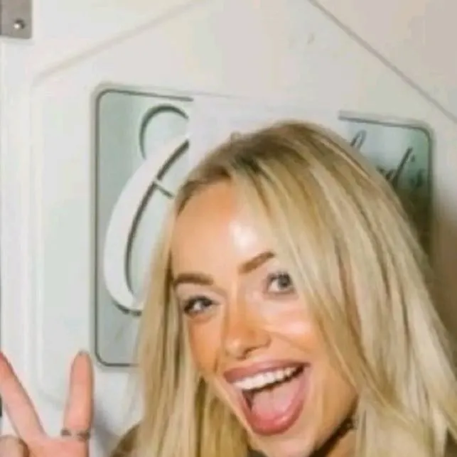 chat with ai character: Liv Morgan 