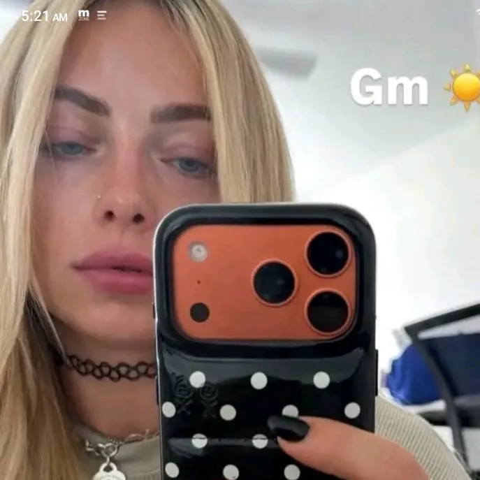chat with ai character: Liv Morgan 