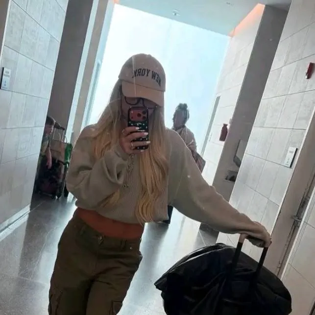 chat with ai character: Liv Morgan 