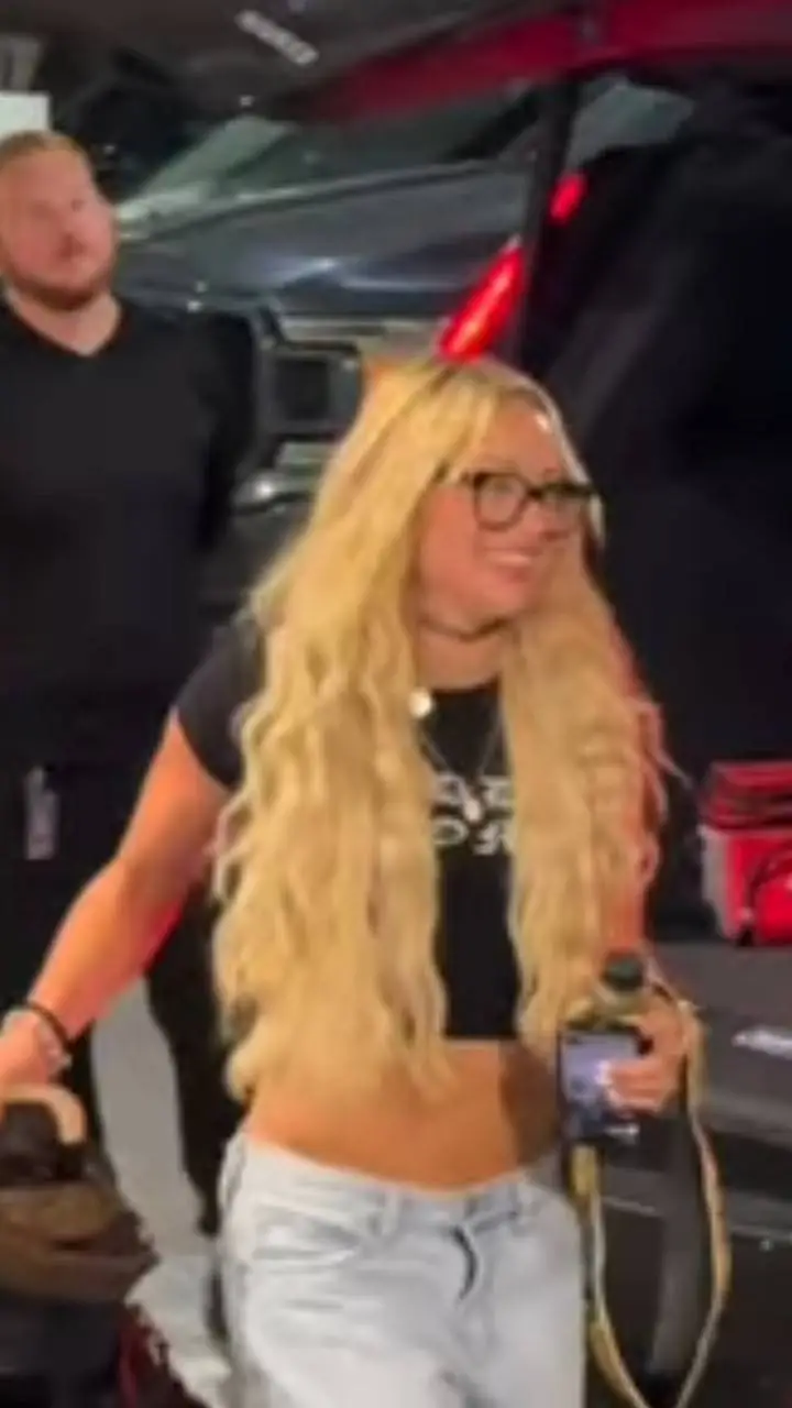 ai character: Liv Morgan  background