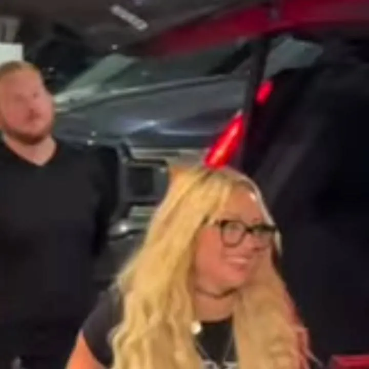 chat with ai character: Liv Morgan 