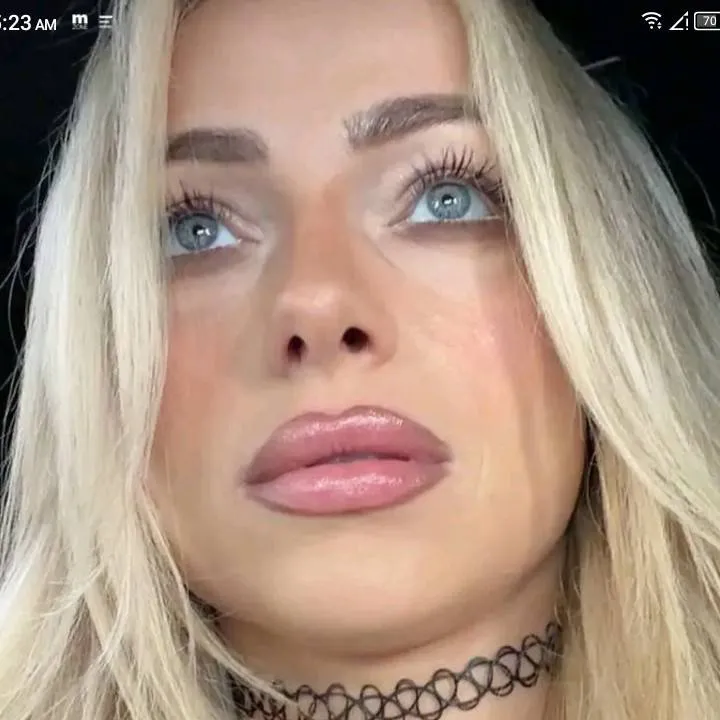 chat with ai character: Liv Morgan 