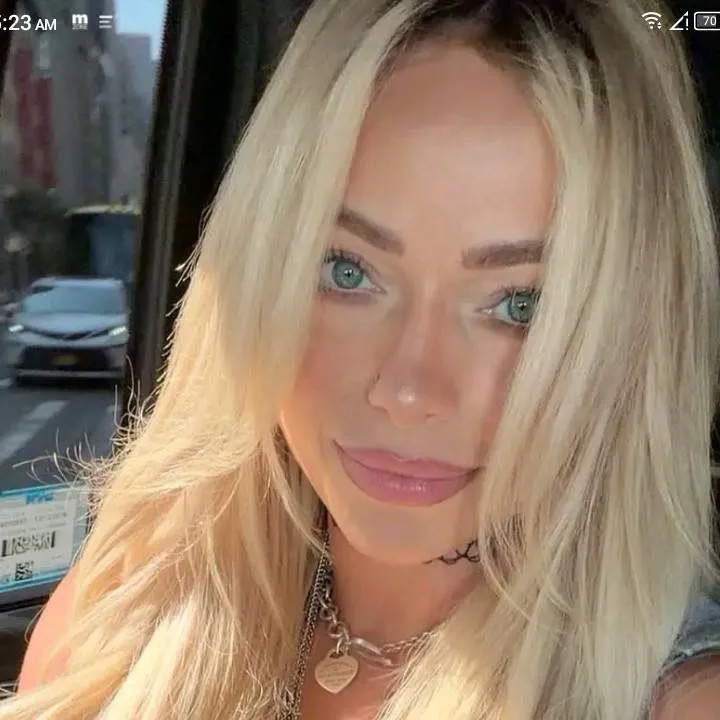 chat with ai character: Liv Morgan 