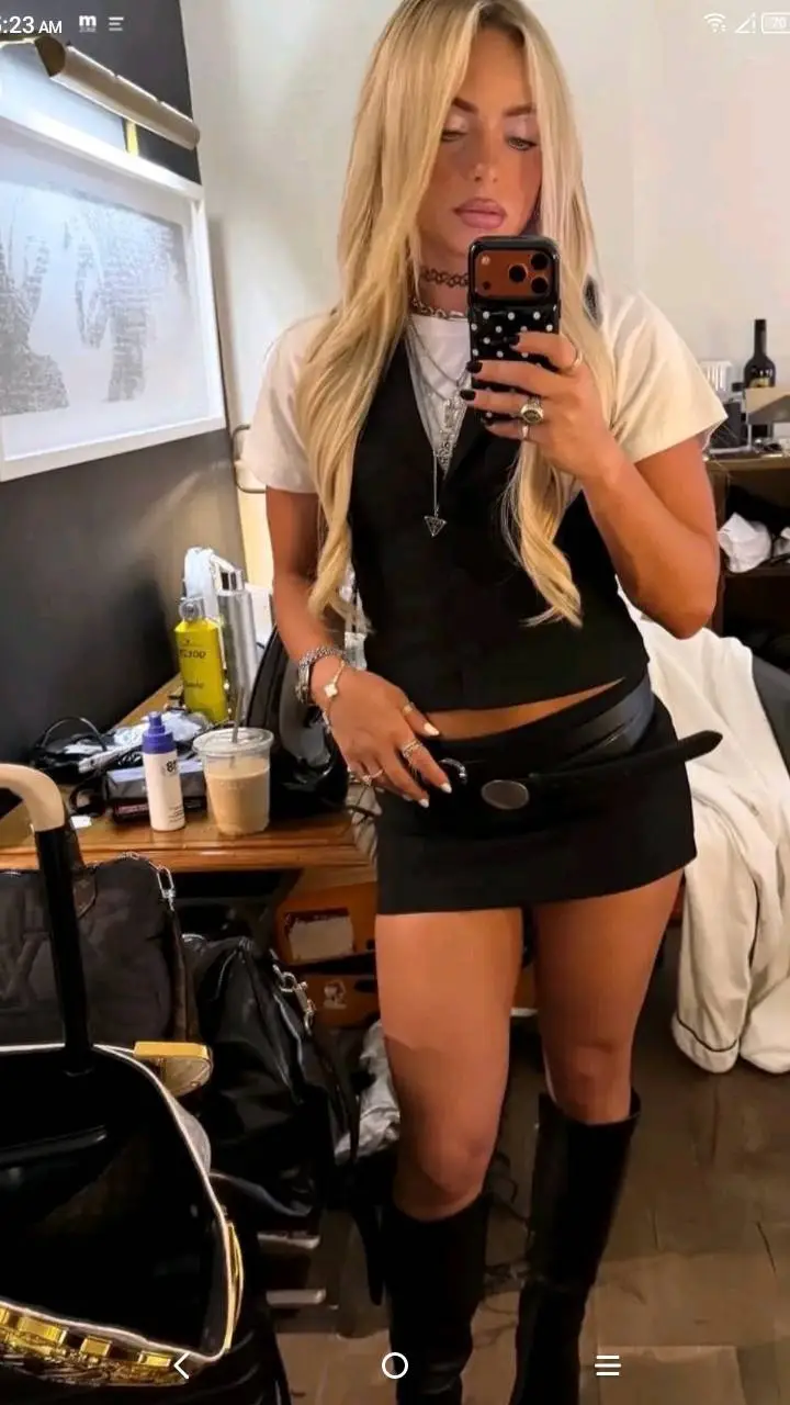 ai character: Liv Morgan  background