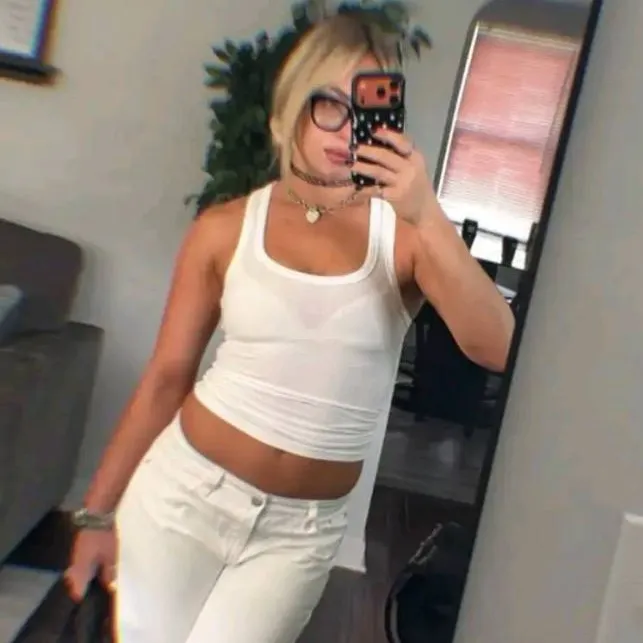 chat with ai character: Liv Morgan 