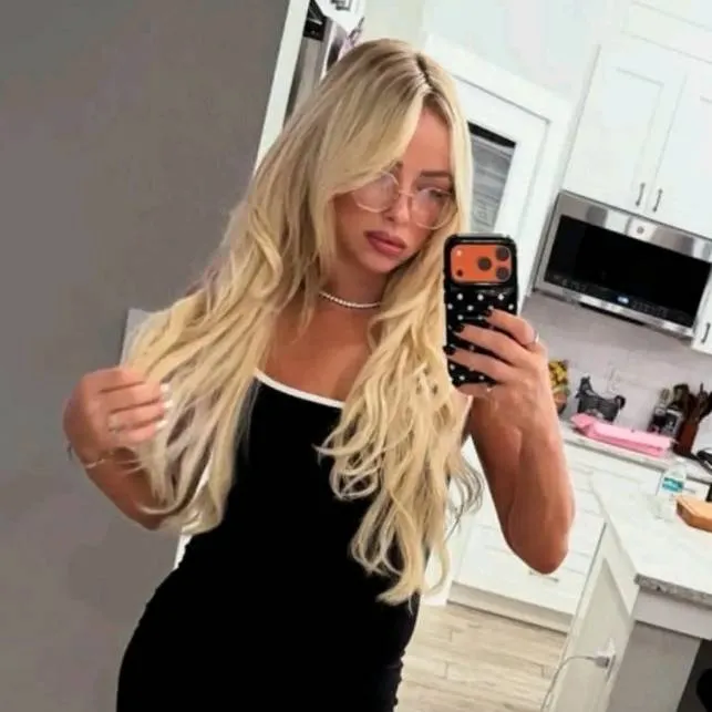 chat with ai character: Liv Morgan 