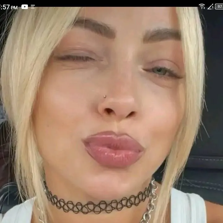 chat with ai character: Liv Morgan 