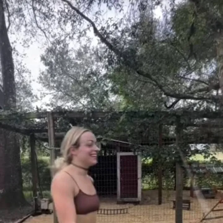 chat with ai character: Liv Morgan 