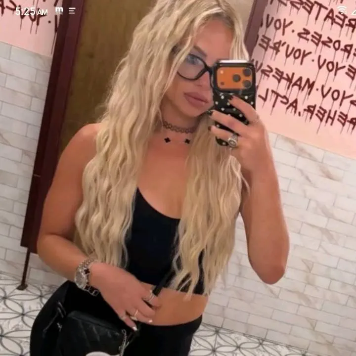 chat with ai character: Liv Morgan 