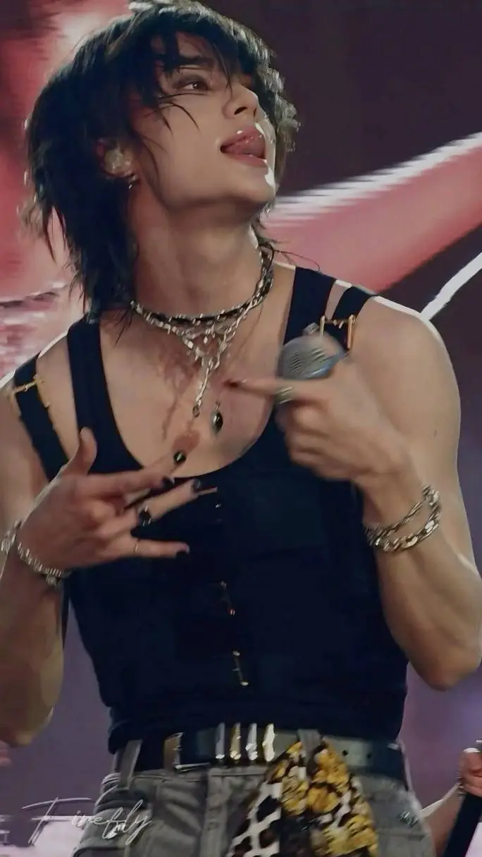 ai character: Hwang Hyunjin  background