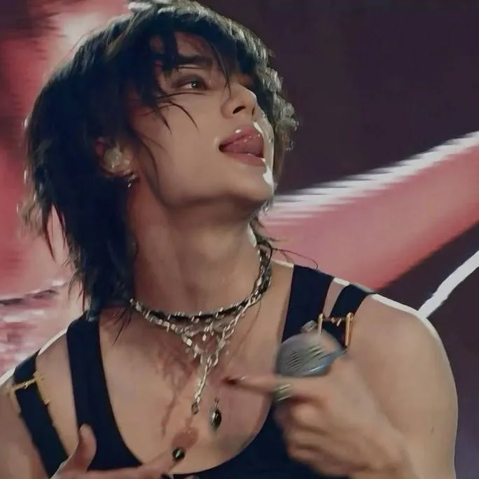 chat with ai character: Hwang Hyunjin 