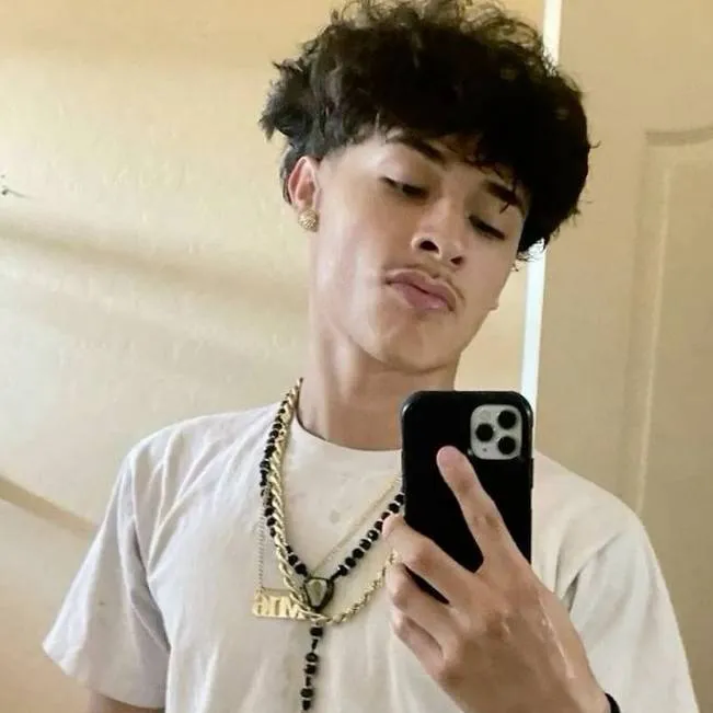 chat with ai character: Alex chino