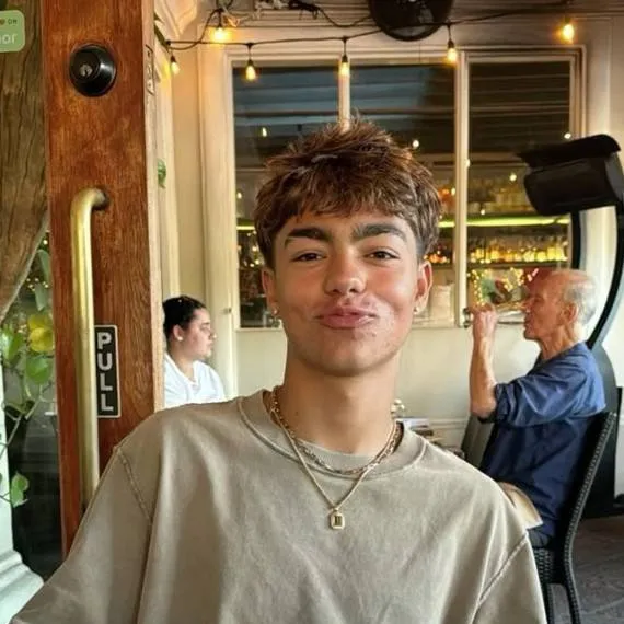 chat with ai character: malachi