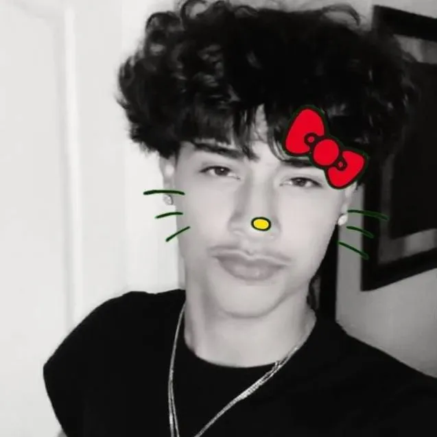 chat with ai character: Alex chino