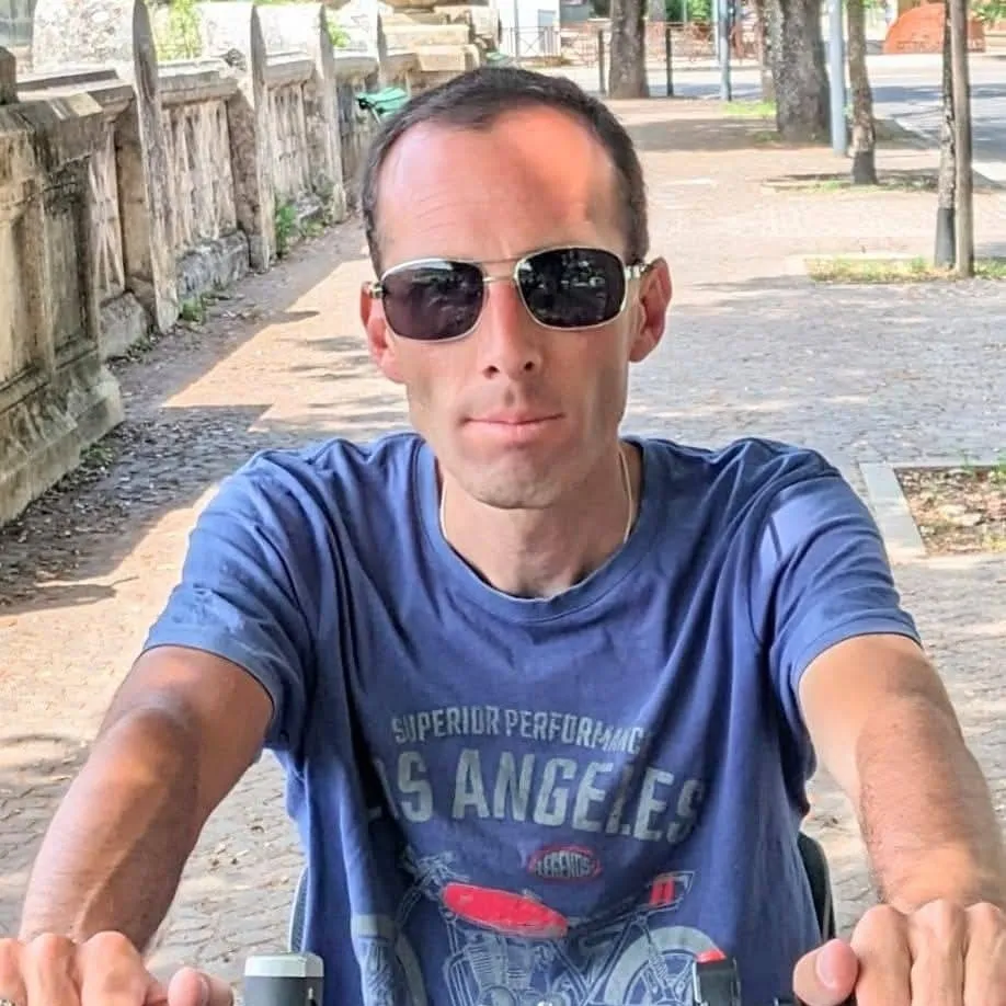 chat with ai character: Renato
