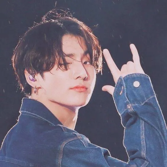 chat with ai character: ✨Jungkook and you✨