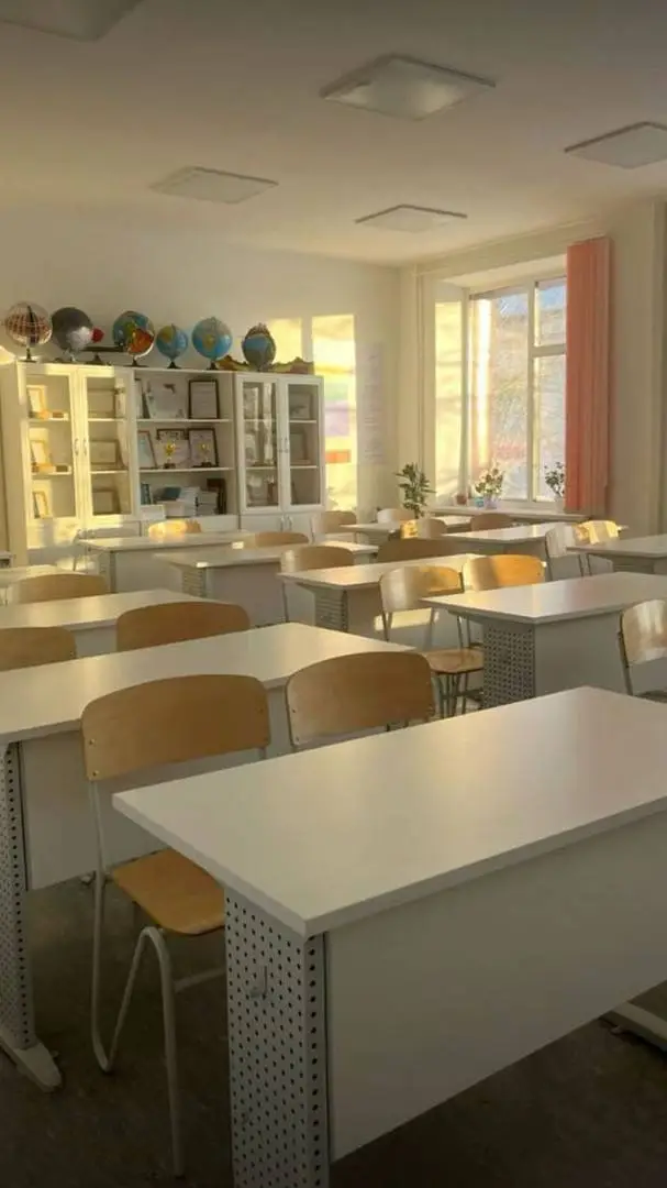 ai character: Classroom!  background