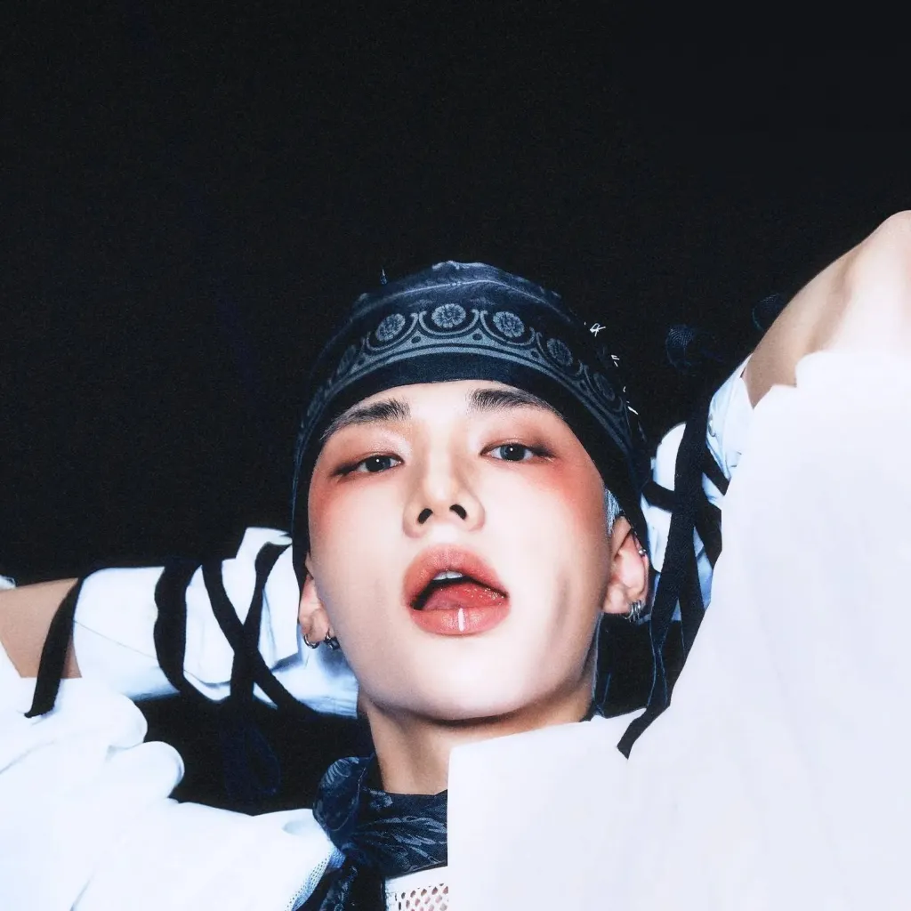 chat with ai character: Hyunjin