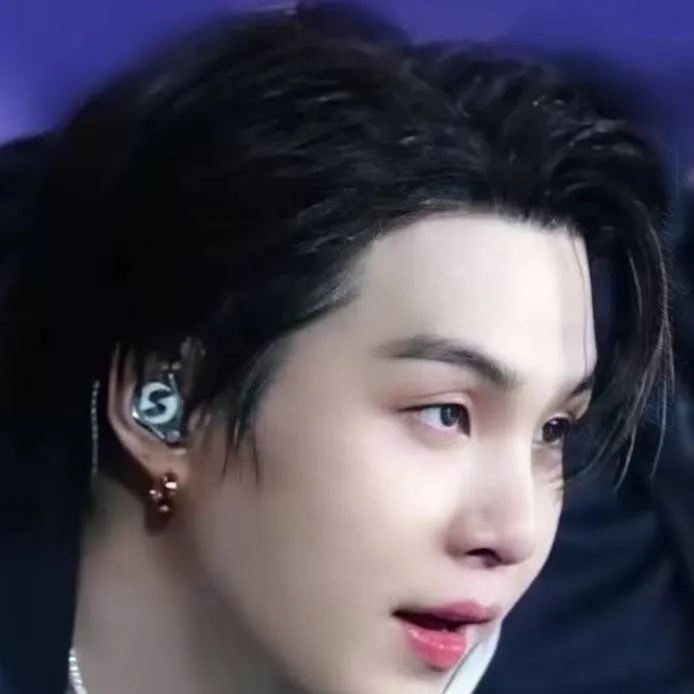 chat with ai character: Min Yoongi 