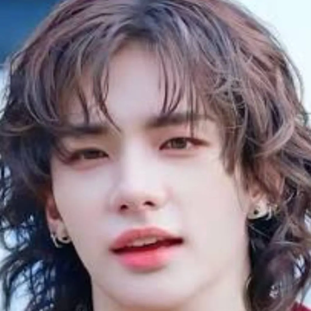 chat with ai character: hyunjin 